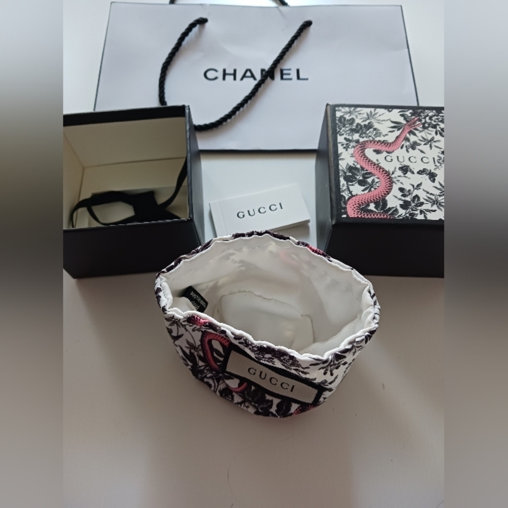 Gucci small jewelry gift box with jewelry pouch and Chanel gift bag - Picture 4 of 7
